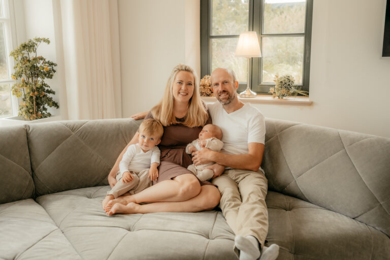 Read more about the article Fotograf für Neugeborene und Babys – eine liebevolle Homestory