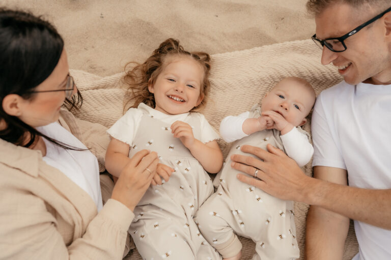 Read more about the article Fotograf Rügen – liebevolles Familienshooting am Strand