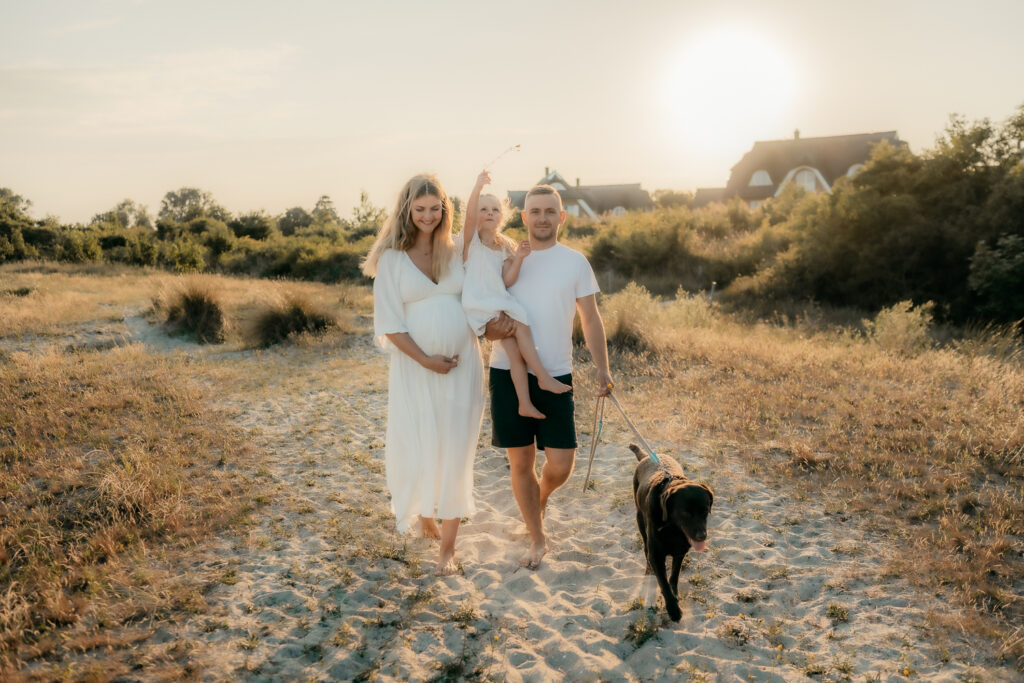 Familie mit Hund beim entspannten Fotoshooting am Meer auf Rügen